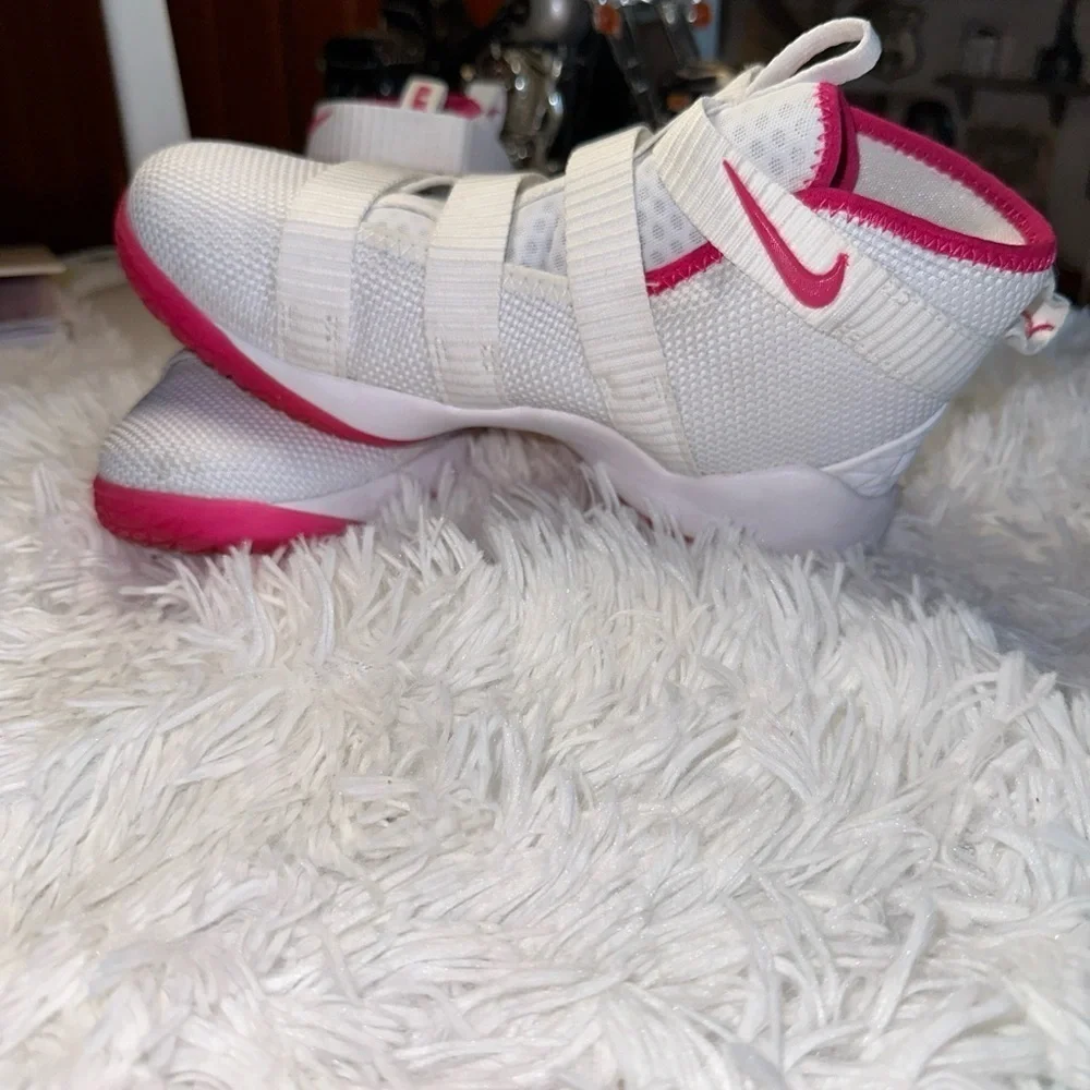 Nike 'Lebron Soldier 11' Kay Yow GS  918369-102 White Pink Cancer Sz 3y 4.5 Wm
